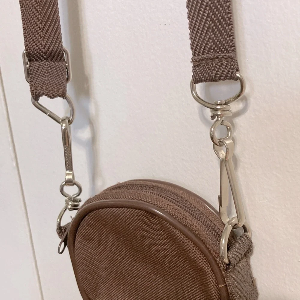 GIRL SCOUT BROWNIES Coin Change Purse with Zipper Closure and Straps Round 4 in